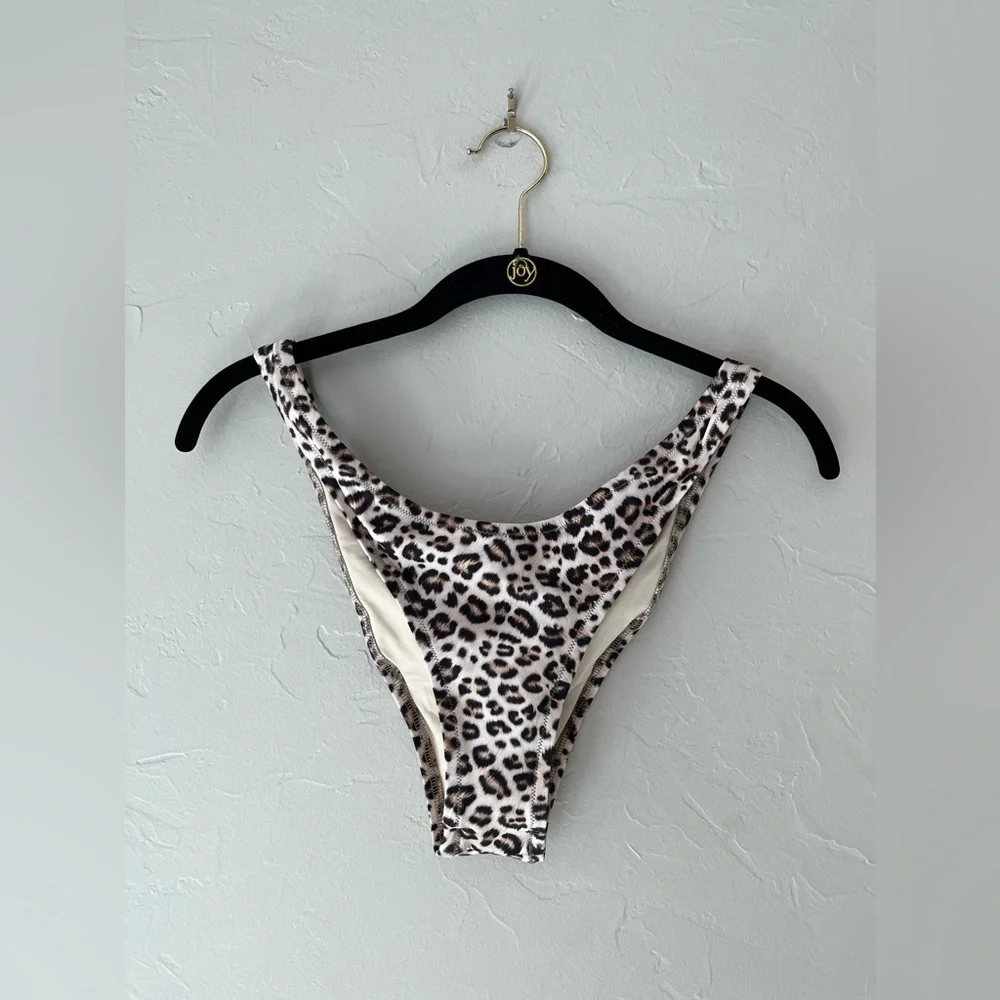 NEW SKIMS SWIM CHEEKY TANGA BIKINI BOTTOM CHAMPAGNE LEOPARD PRINT L
